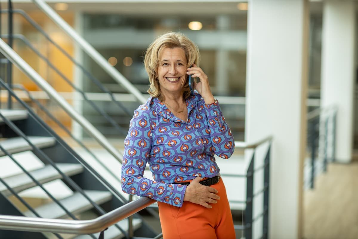 Teamcoach en organisatiecoach Ine van den Heijkant aan de telefoon met klant (semi)-overheid zorg onderwijs