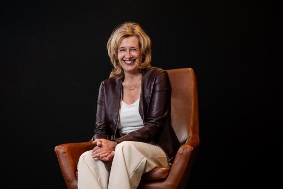 https://bureau-stimulus.nl/wp-content/uploads/2025/04/portret_zittend_ine_vanden_heijkant_bureau_stimulus_3-570x380.jpg